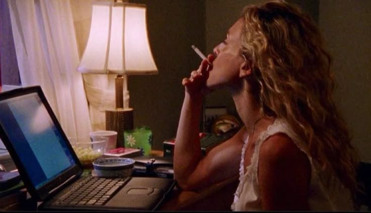 Carrie Bradshaw frente a su ordenador en Sex and the City